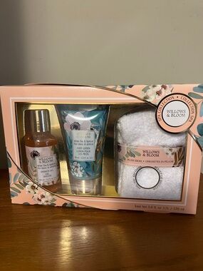Willows & Bloom White Tea & Apricot Bath & Body Spa Gift Set